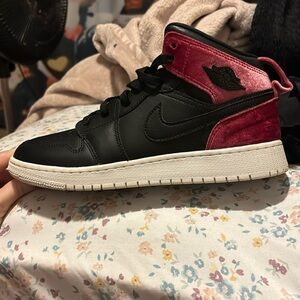 Nike Jordan 1 Retros black and purple 6.5y(7 1/2 women’s) worn once no flaws